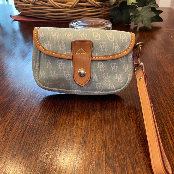 Dooney & Bourke signature wristlet soft green - Picture 2 of 10